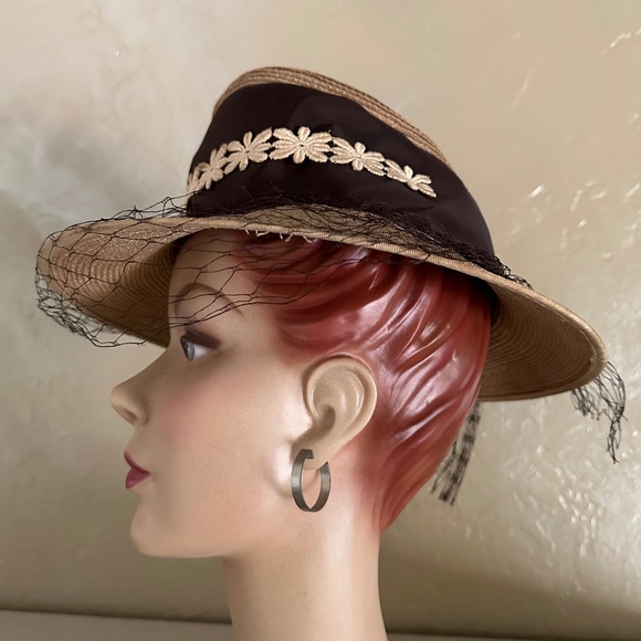 LOVELY 1950s\' TAN STRAW FEDORA WITH WIDE BAND, APPLIQUÉ & VEIL main image 10